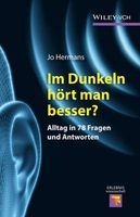 Im Dunkeln Hort Man Besser? - Alltag in 78 Fragen und Antworten (German, Hardcover) - Jo Hermans Photo