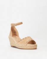 Butterfly Feet Paton 2 Wedges Nude Photo