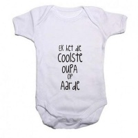 Noveltees 'Ek het die Coolste Oupa op Aarde' Short Sleeve Baby Grow Photo